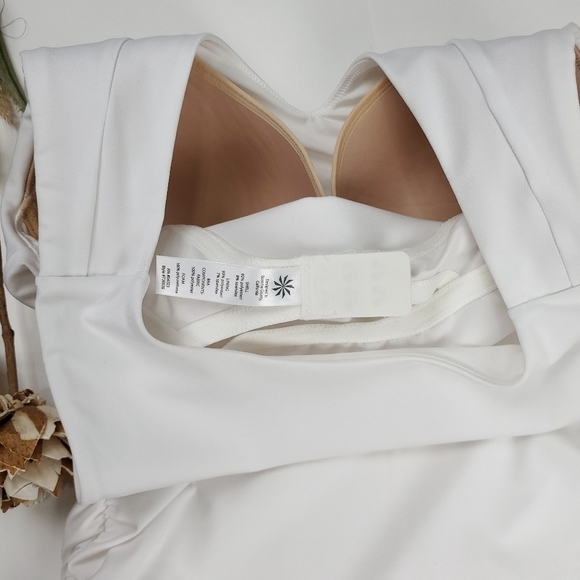 ATHLETA White Exercise Rouged Side Top Sz M 38DD - Picture 2 of 15